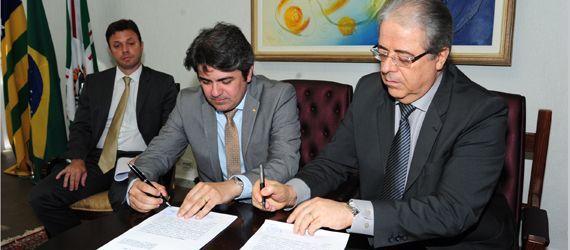 O procurador geral Lauro Machado e o presidente do TJGO, Leobino Valente Chaves assinaram o termo ontem