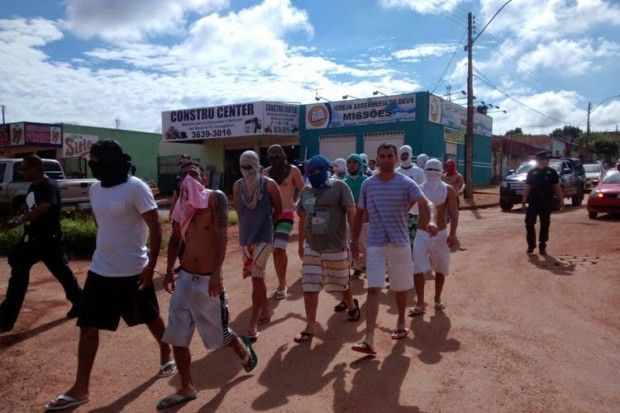 Os presos foram transferidos a pé e o caso ganhou destaque nacional