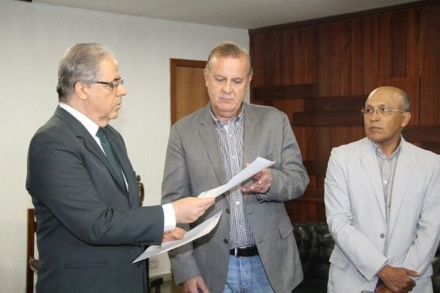 O presidente do TJGO, Leobino Chaves, o prefeito Paulo Garcia e o secretário Jeovalter Correia em evento hoje no tribunal
