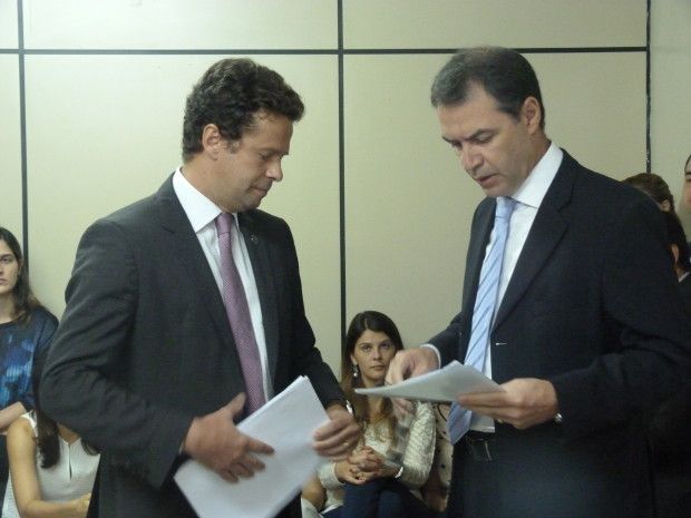 O presidente da Apeg Tomaz Aquino na hora da entrega do documento ao procurador-geral Alexandre Tocantins