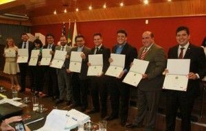 Nova diretoria recebe os diplomas durante sessão do Conselho Seccional
