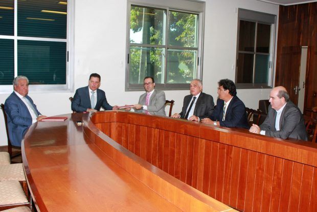 O presidente da OAB-GO. Lúcio Flávio Paiva, entrega documento ao governador Marconi Perillo