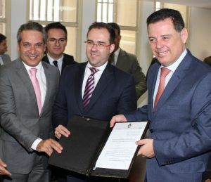 Tibúrcio, Lúcio Flávio e Marconi Perillo em solenidade que oficializou o reajuste da UHD