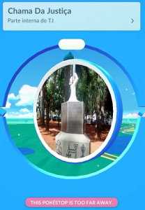 O jogo tem uma pokestop na entrada do fórum
