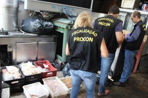 Fiscais foram ao restaurante após denúncia de clientes
