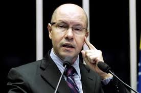 O ex-senador escreveu artigo para jornal goiano