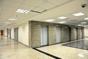 O piso do prédio é todo em granito