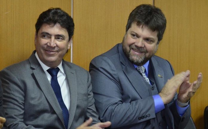 Wilder Morais e Euclides Barbo Siqueira durante a posse