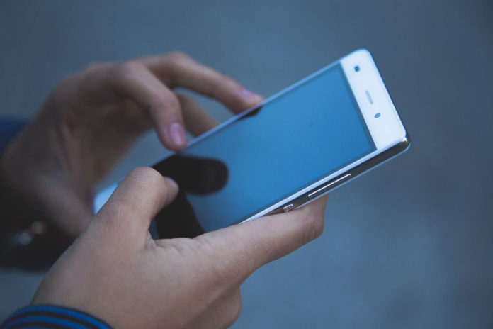celular 2 Juiz absolve consumidora acusada de difamação por críticas a loja em redes sociais
