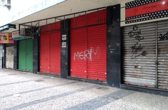 restrições mantidas