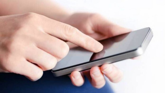 consulta processual no celular Juiz absolve consumidora acusada de difamação por críticas a loja em redes sociaisJuiz absolve consumidora acusada de difamação por críticas a loja em redes sociais