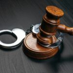 Juíza absolve acusado de tráfico após divergências em relatos de policiais e insuficiência de provas Juíza absolve acusados de tráfico após apontar divergências em relatos e insuficiência de provas