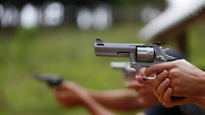 Curso de tiro da Target treinamento tatico - estande de tiro da Target onde instrutores ensinam os alunos a manejar armas de fogo - pistola 380 - revolver - carabina - escopeta - disparo de arma de fogo