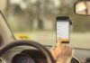 Sem conseguir recuperar celular esquecido em carro de aplicativo, passageira garante indenização