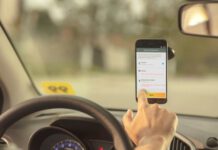 Sem conseguir recuperar celular esquecido em carro de aplicativo, passageira garante indenização