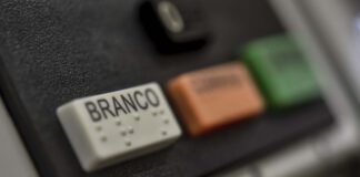 STF decide que OAB pode proibir que advogados inadimplentes votem em eleições internas da instituição TSE mantém direito de voto para presos provisórios nas eleições de 2026