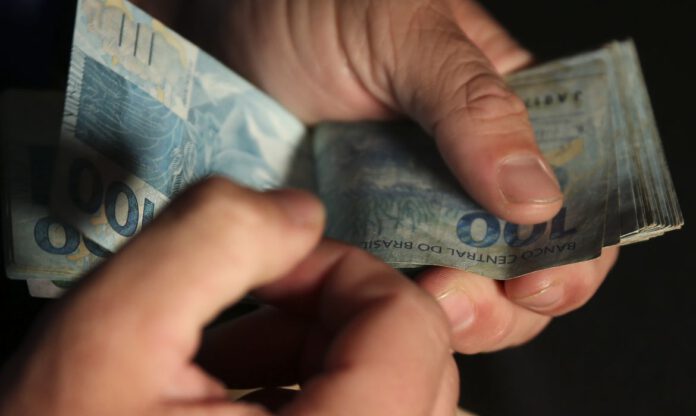 Dinheiro, Real Moeda brasileira Advogado é condenado a indenizar ex-cliente por reter valores de acordos judiciais