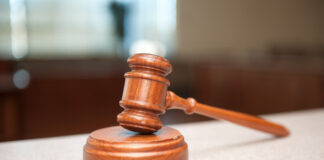 Extinção do processo por prescrição intercorrente impede condenação em honorários Servidora em licença nos EUA obtém liminar para preservar vínculo funcional e evitar PAD