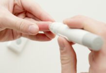 Caixa terá de custear insulinas e sensor de glicose para filha de empregada e indenizá-la