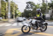 Após nova tese do TST, motociclista consegue reverter decisão e garantir adicional de periculosidade