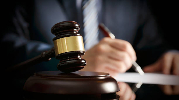 Lawyer in office with gavel, symbol of justice. Legal authority rights concept TRF1 anula sentença e determina perícia judicial em ação de servidor com HIV que busca remoção