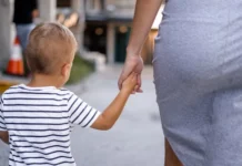 Desigualdade social aumenta risco de mães perderem a guarda, aponta estudo Desigualdade social aumenta risco de mães perderem a guarda, aponta estudo
