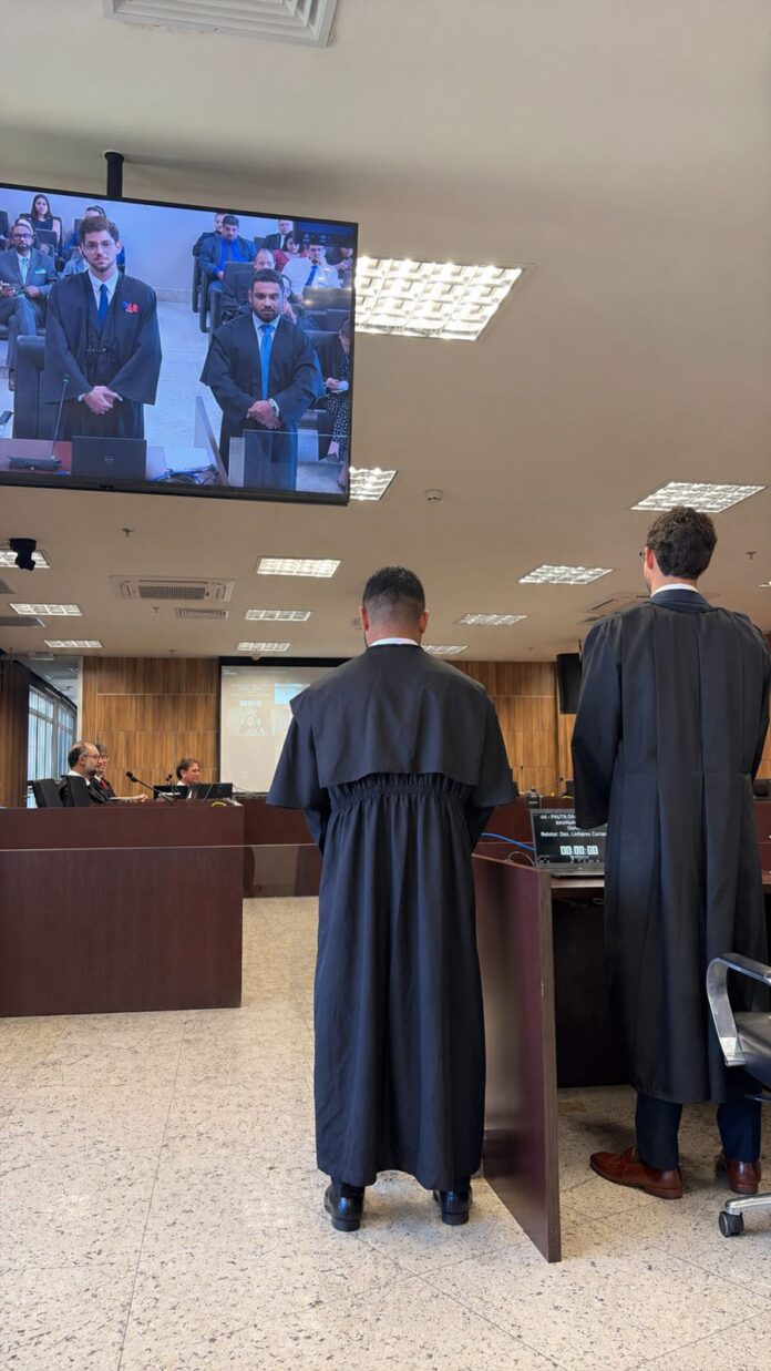 Aluno Guilherme Altoé de Lima Falcão durante atuação no TJGO sob orientação do criminalista Hélio Rodrigues