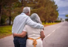 Namoro grisalho: morar junto após os 60 anos pode gerar efeitos de casamento? Confira dicas