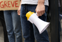 TRT de Goiás reconhece dispensa discriminatória de empregado que participou de greve