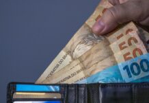 Pai alega perda de renda e consegue redução de pensão de 150% para 100% do salário mínimo