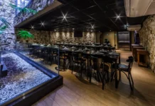 Coco Bambu é condenado a pagar R$ 15 mil por ofensas a garçom e proibição de sentar durante pausas; restaurante nega acusações